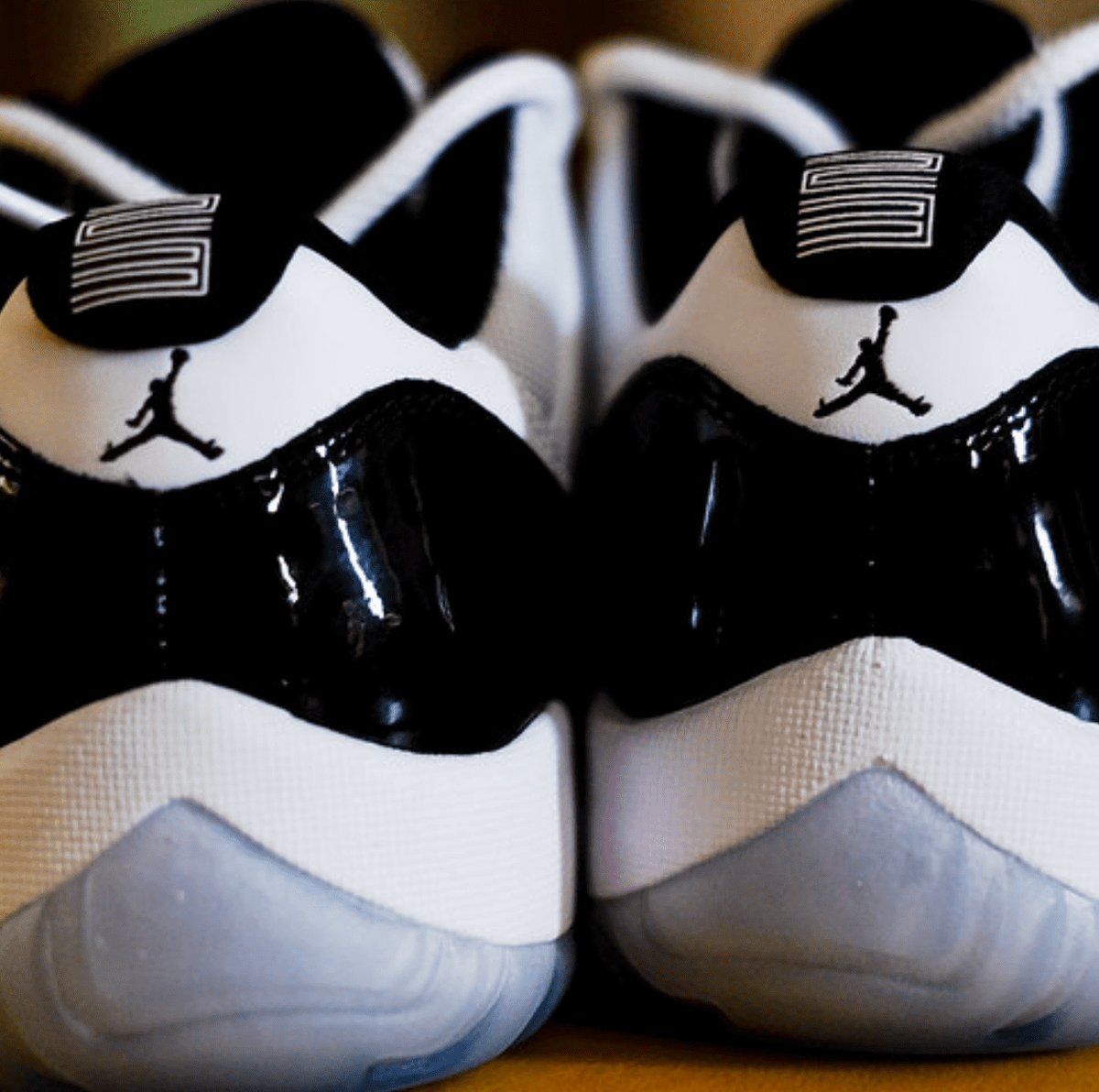 Jordan 11 black and white concord best sale