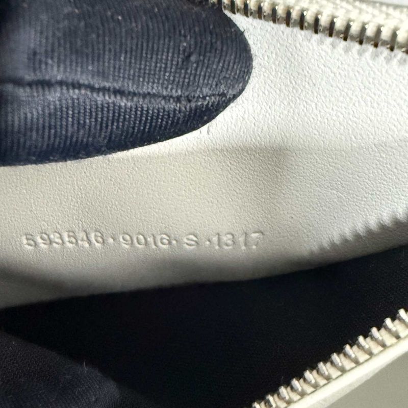 Balenciaga-serienummer geperst in het interne leer, met de jaarletter midden in de regel