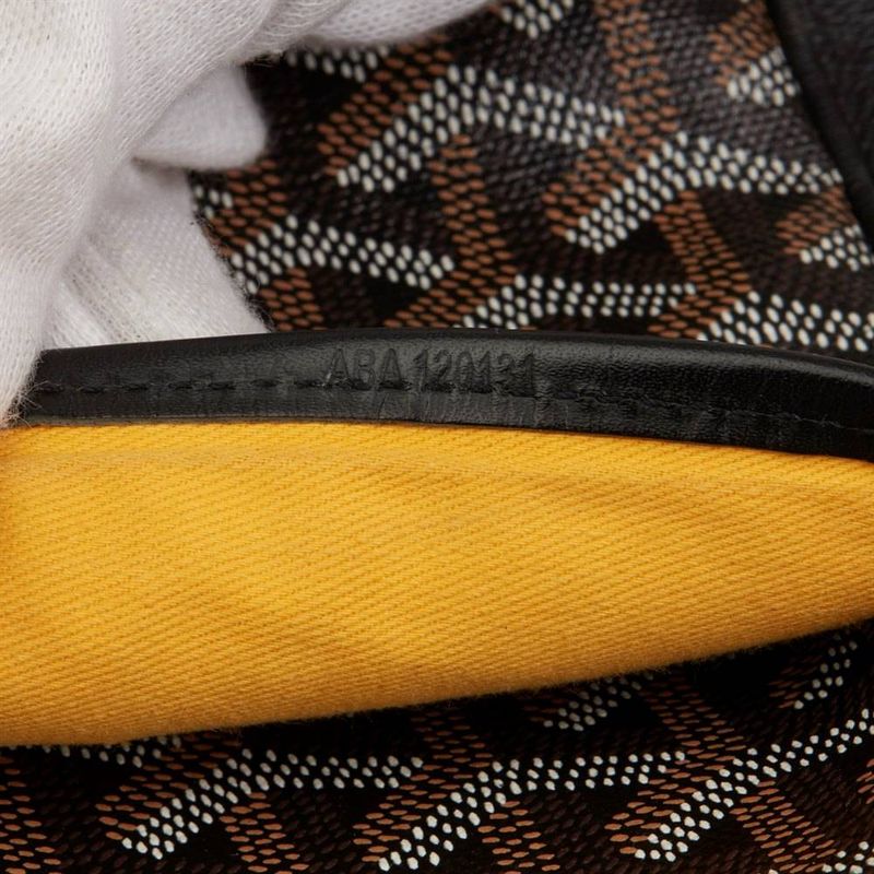 Número de serie de Goyard grabado en relieve sobre un ribete de cuero negro dentro del bolso
