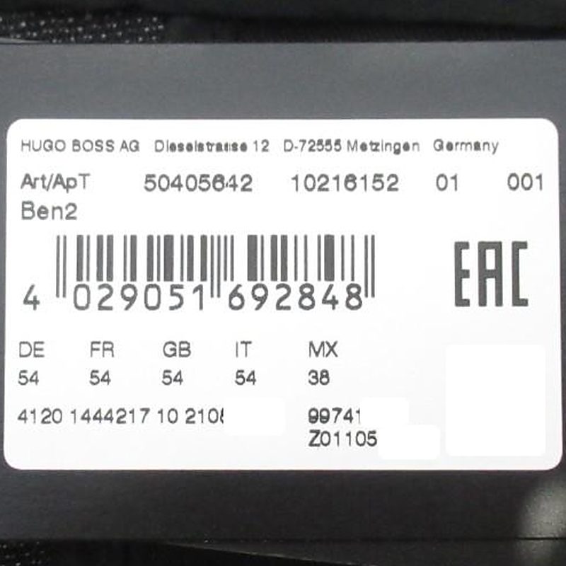 Een sticker van een BOSS-hangtag met het artikelnummer 50405642 op de regel Art, boven de barcode en het matenraster