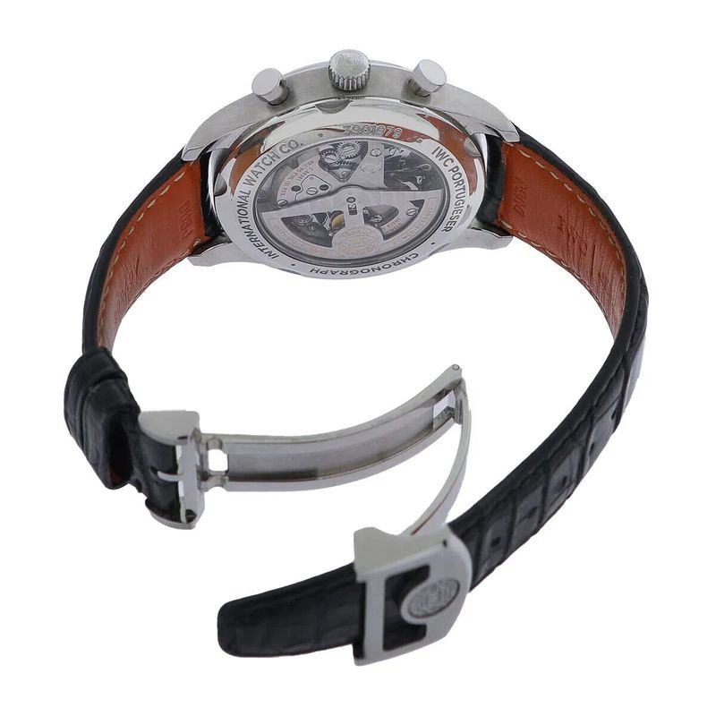 Gehäuseboden einer IWC Portugieser Chronograph, mit der auf den äußeren Ring eingravierten Seriennummer