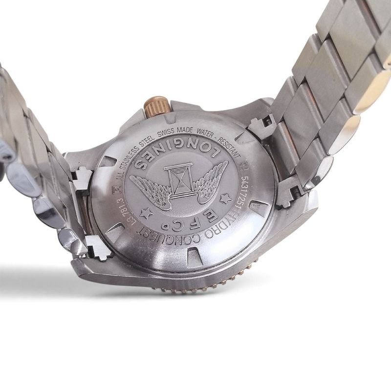 ฝาหลังตัวเรือน Longines HydroConquest มีหมายเลขซีเรียลสลักอยู่รอบโลโก้นาฬิกาทราย
