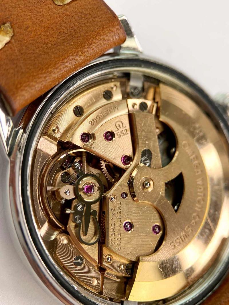 Omega kaliber 552-uurwerk met het serienummer gegraveerd op de plaat naast het aantal steentjes