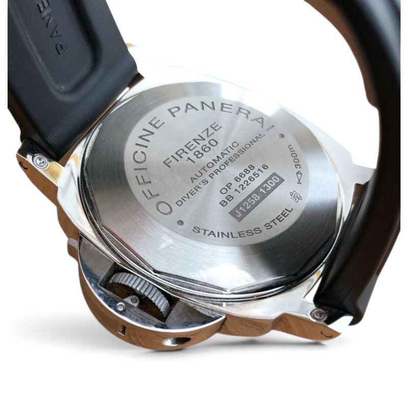 Caseback de Officine Panerai grabado con el número de caja OP, el número de serie y la letra del año con su número de tirada