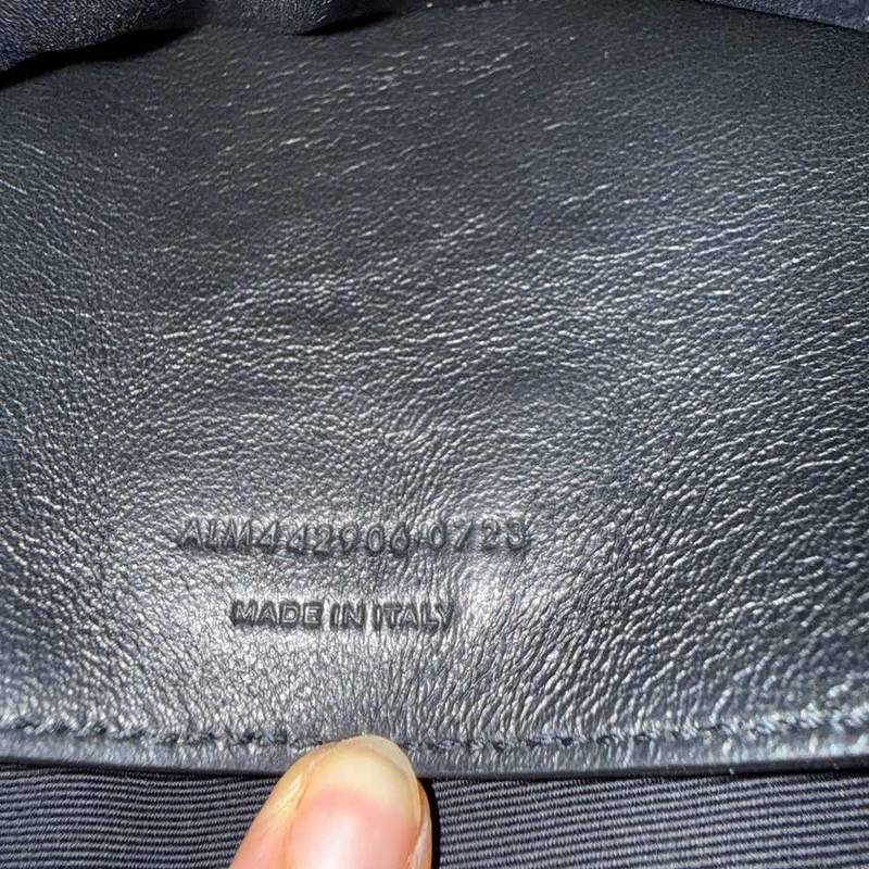 Numéro de série Saint Laurent gaufré à l'intérieur du sac, se terminant par le mois et l'année à quatre chiffres