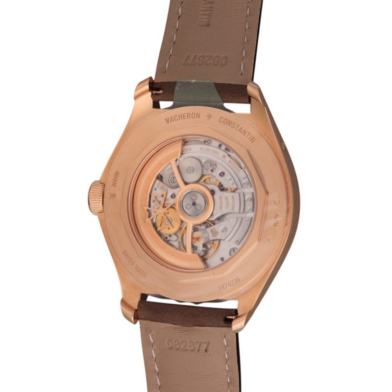 Anillo del fondo de caja de un Vacheron Constantin grabado con Swiss Made y el número de serie a su lado